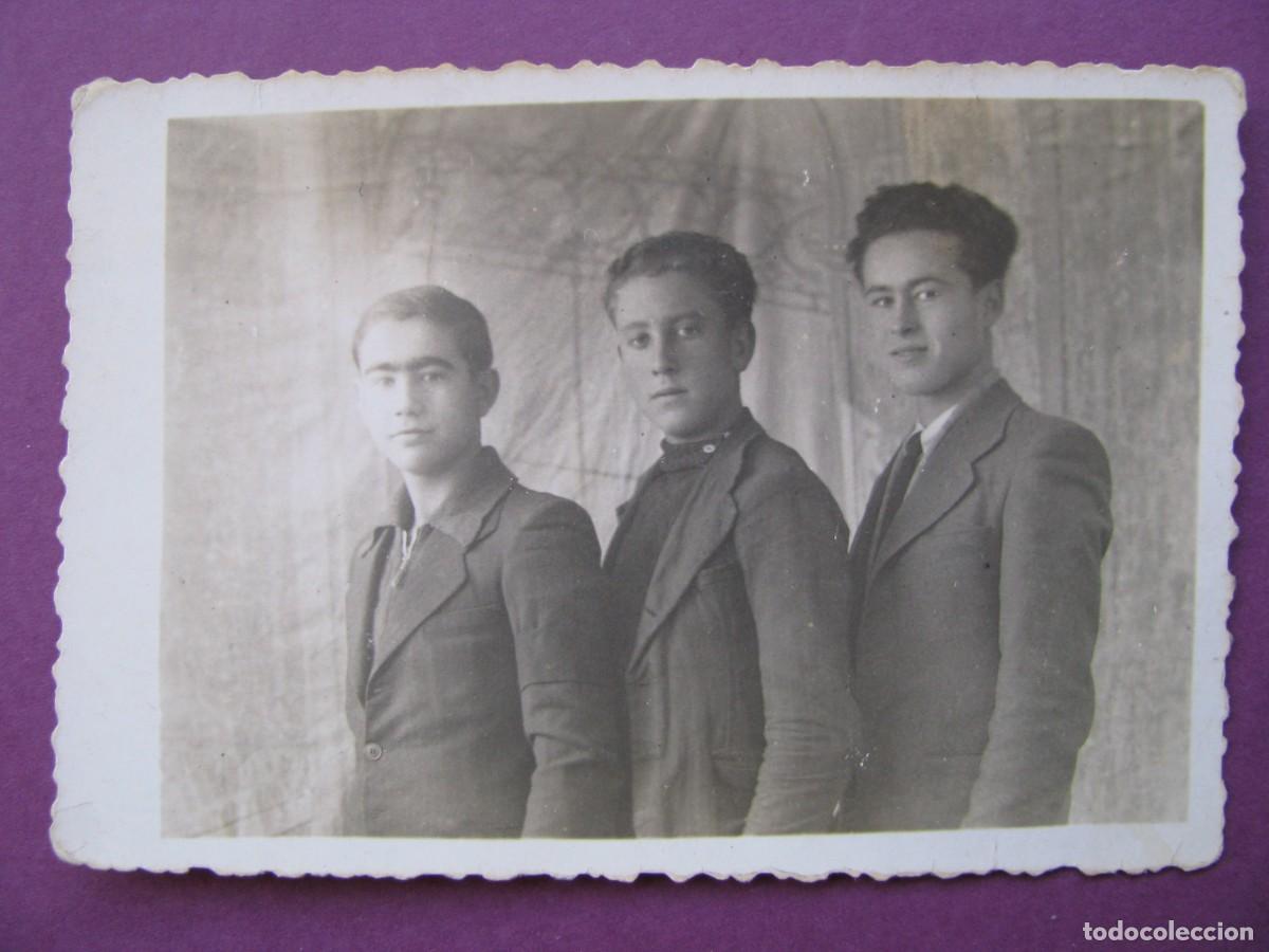 Fotograf&iacute;a antigua: FOTO DE 3 HOMBRES. POZO ALCON A&Ntilde;O 1942. 8,5X6 CM