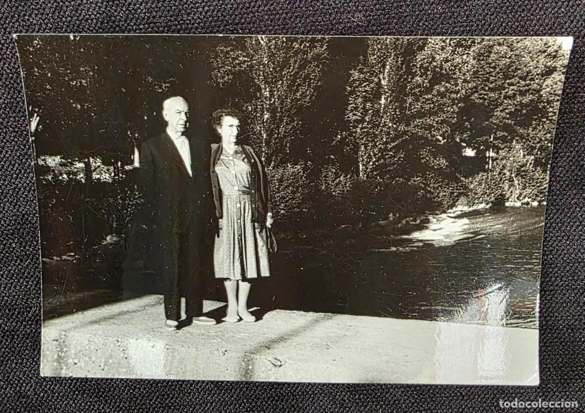 Fotograf&iacute;a antigua: Fotograf&iacute;a antigua pareja en paisaje natural Martinet agosto 1961 retrato vintage 7x10,5 cm