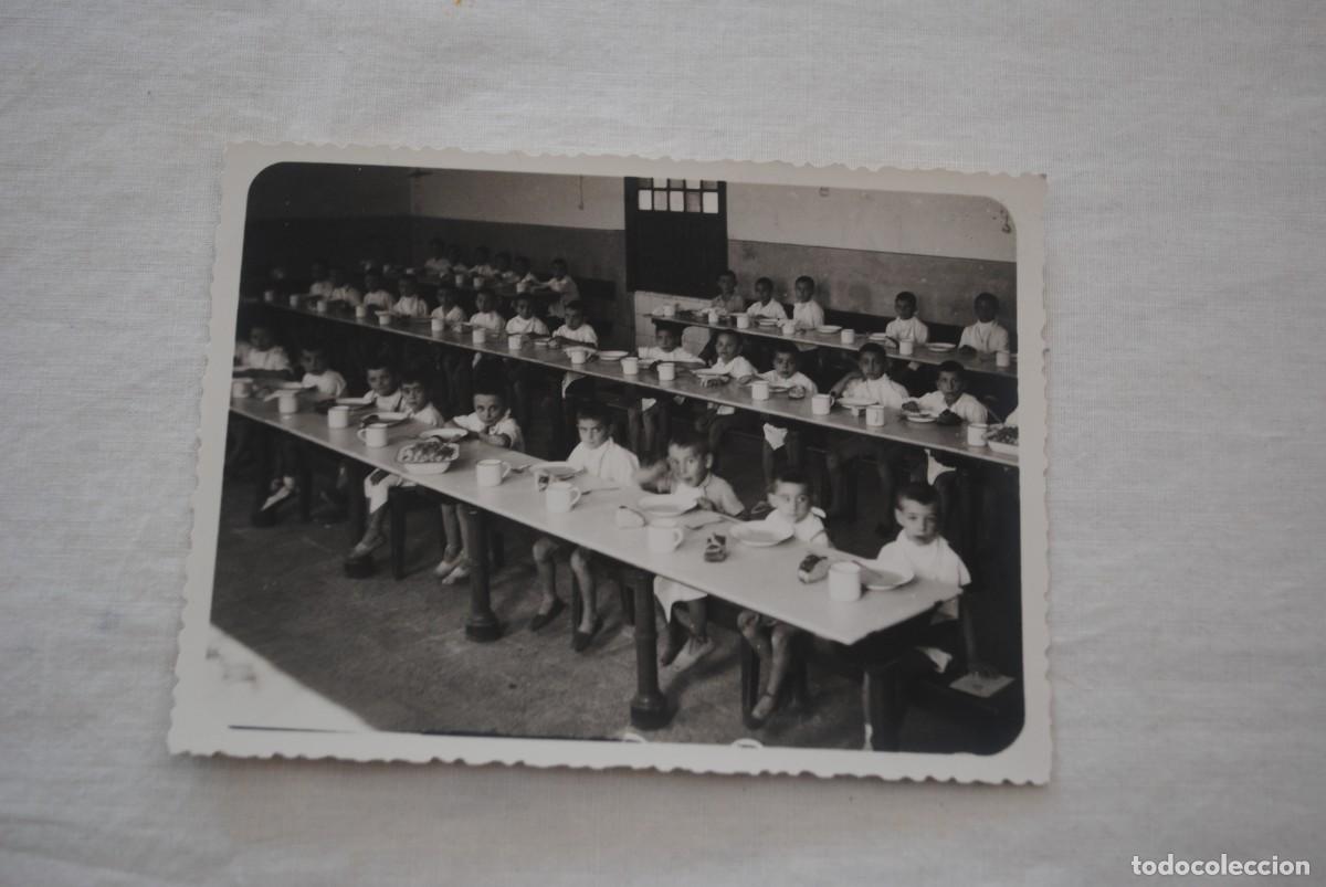 Fotograf&iacute;a antigua: NI&Ntilde;OS EN UN COMEDOR SOCIAL POR LOS 40 .