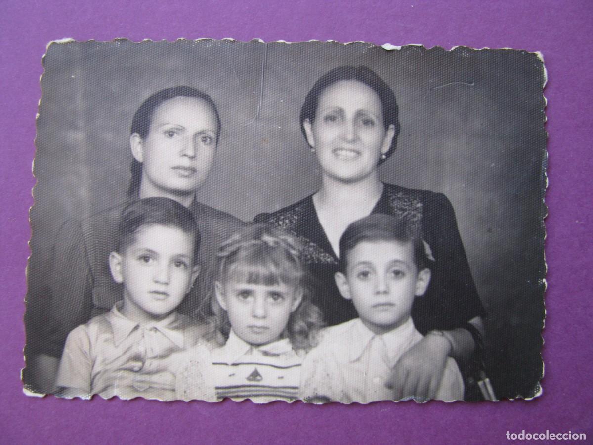 Fotograf&iacute;a antigua: ANTIGUA FOTO DE UNA FAMILIA. FOTOGRAFO ALBA, TETUAN-TANGER JULIO 1944. 8X5,5 CM