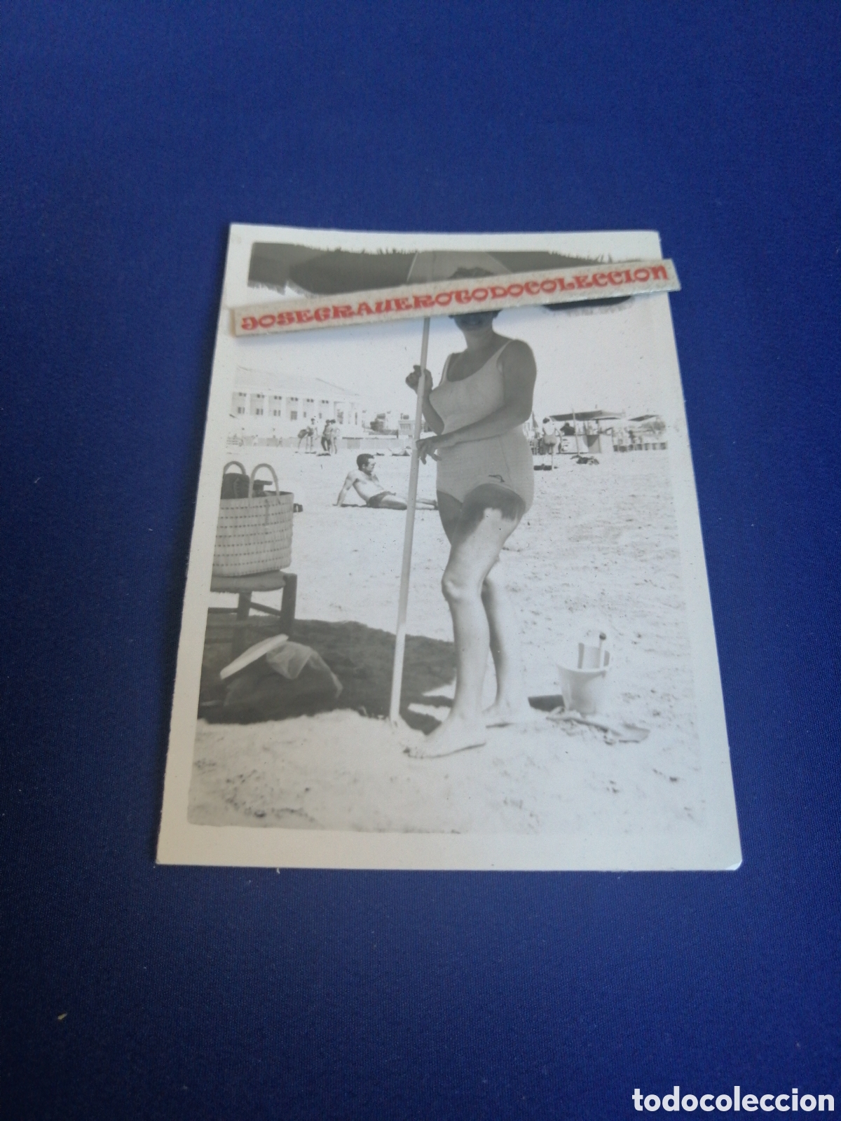 Fotograf&iacute;a antigua: PLAYA LA MALVARROSA (VALENCIA) MODELO EN BA&Ntilde;ADOR POSANDO CON SOMBRILLA FOTOGRAF&Iacute;A ANTIGUA