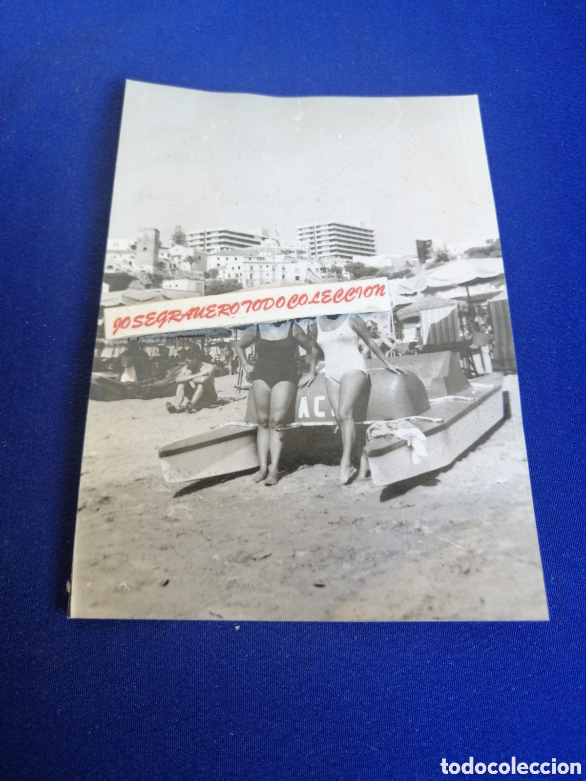 Alte Fotografie: PLAYA MODELOS POSANDO EN BA&Ntilde;ADOR JUNTO A PATINETE DE PLAYA FOTOGRAF&Iacute;A ANTIGUA SIGLO PASADO