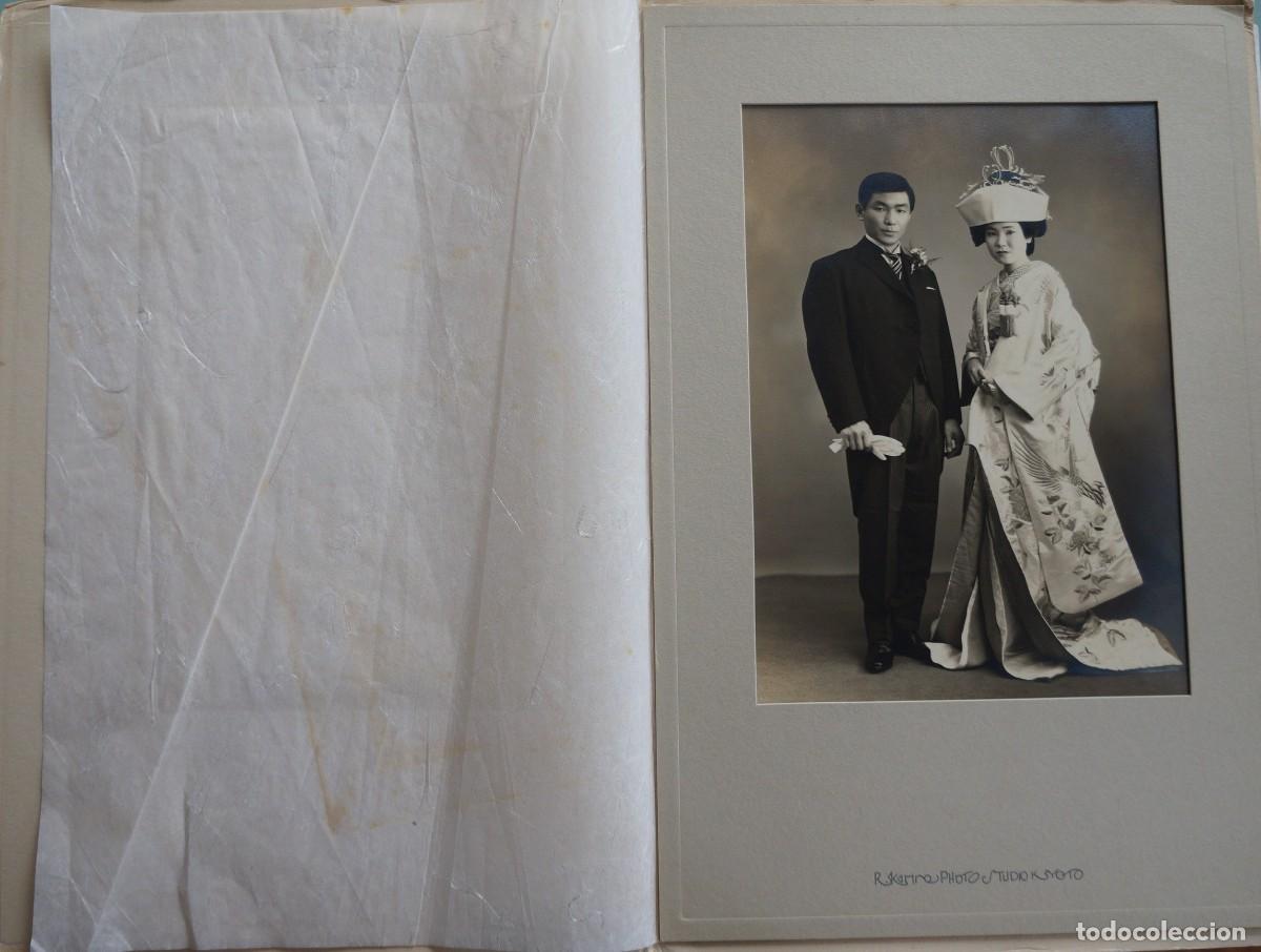 Fotograf&iacute;a antigua: Fotograf&iacute;a antigua en blanco y negro. Retrato de novios. Boda tradicional japonesa.