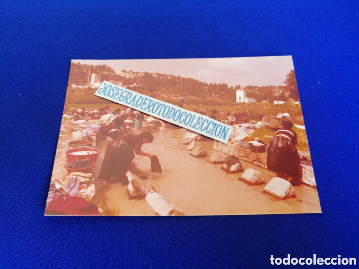 Fotograf&iacute;a antigua: NAZARET (PORTUGAL) A&Ntilde;O 1978 - LAVANDERAS EN EL R&Iacute;O FOTOGRAF&Iacute;A ANTIGUA SIGLO PASADO