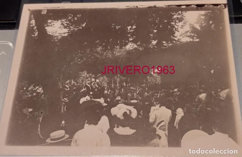Fotograf&iacute;a antigua: SEVILLA, 1902, DESFILE MILITAR EN EL PASEO DE LAS DELICIAS, 120X90MM
