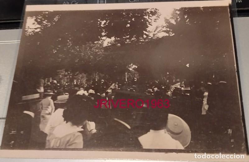 Fotograf&iacute;a antigua: SEVILLA, 1902, DESFILE MILITAR EN EL PASEO DE LAS DELICIAS, 120X90MM