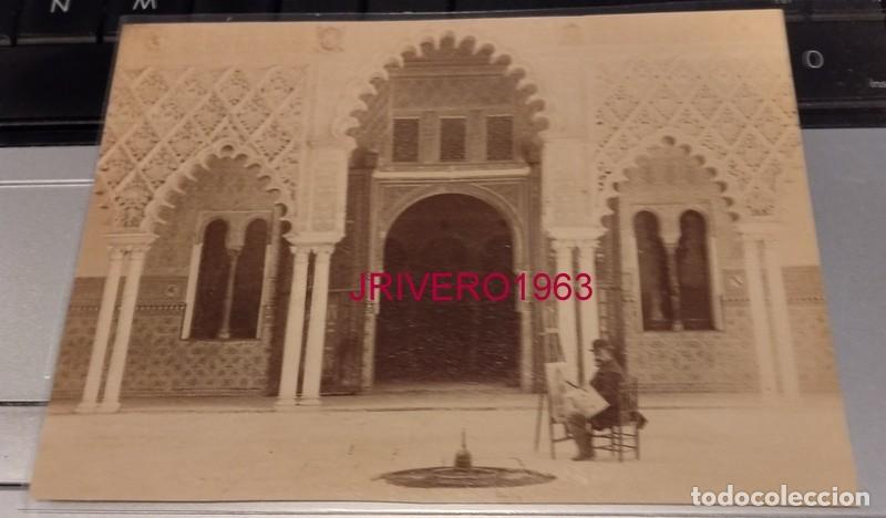 Fotograf&iacute;a antigua: SEVILLA, SIGLO XIX, PINTOR PINTANDO EN EL PATIO DE LAS DONCELLA, 138X100MM