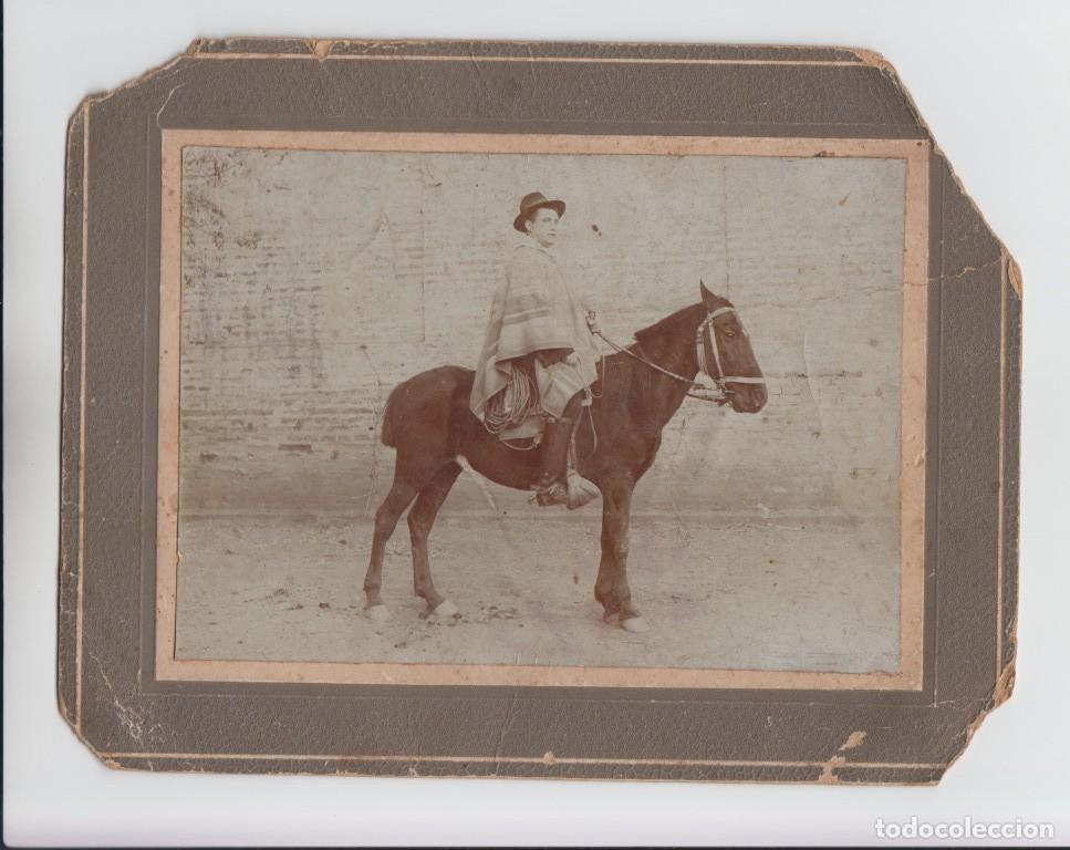 Fotograf&iacute;a antigua: Fotograf&iacute;a antigua HUASO Chileno - Dedicatoria familiar - Sello fotograf&iacute;a Iris S. Lagos Emparan