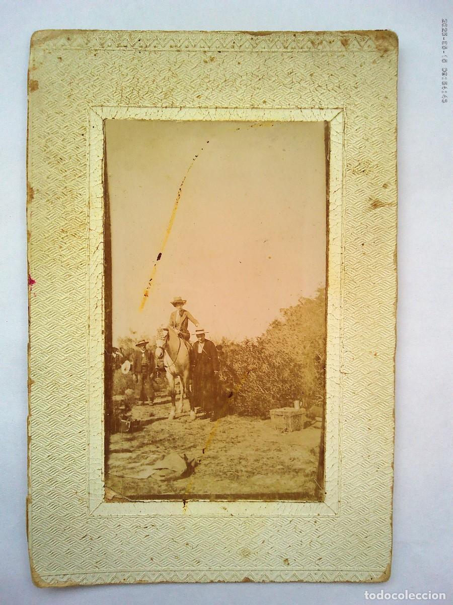 Fotograf&iacute;a antigua: FOTO DE AMAZONA A CABALLO Y CAMPEROS, FINES DEL SIGLO XIX O PRINCIPIOS DEL XX