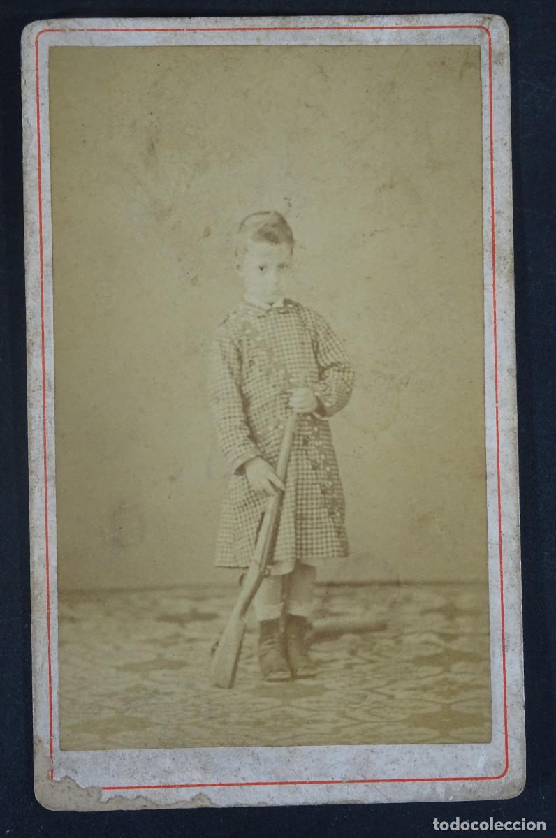 Fotograf&iacute;a antigua: ANTIGUA FOTOGRAF&Iacute;A DE ESTUDIO, CDV, NI&Ntilde;O, ESCOPETA, ALB&Uacute;MINA, POSIBLE POSTMORTEM, BCN, VER FOTOS
