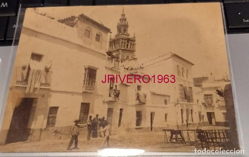 Fotograf&iacute;a antigua: SEVILLA, SIGLO XIX, ALBUMINA DE UNA ESCENA TIPICA EN UNA PLAZA, 140X105MM