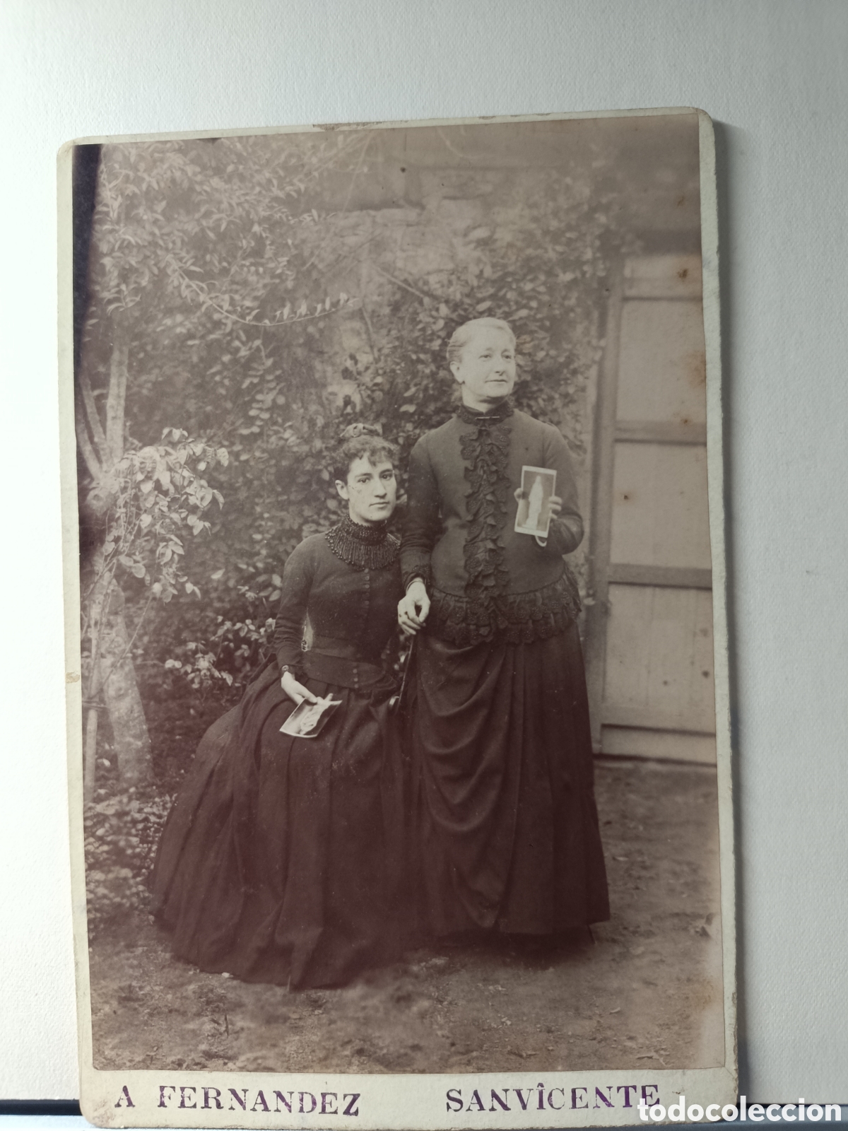 Fotograf&iacute;a antigua: RARA ALBUMINA 2 MUJERES CON RETRATOS A FERNANDEZ SAN VICENTE DE LA BARQUERA CANTABRIA