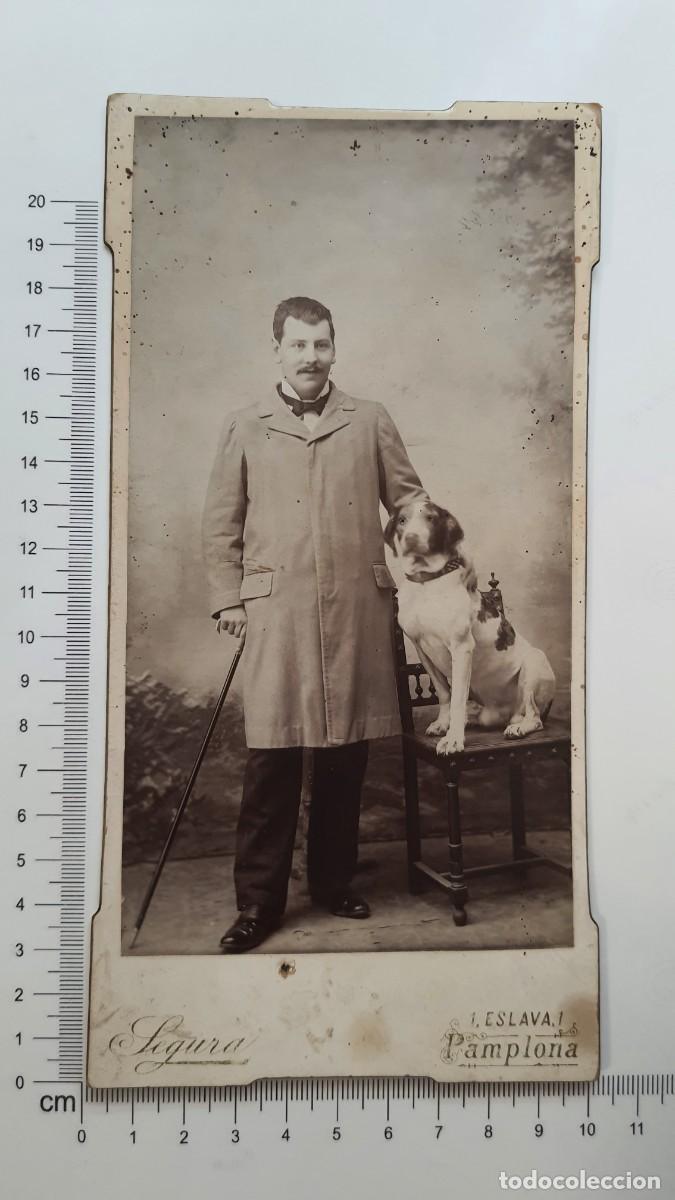 Fotograf&iacute;a antigua: Fotografo Segura Pamplona caballero con perro
