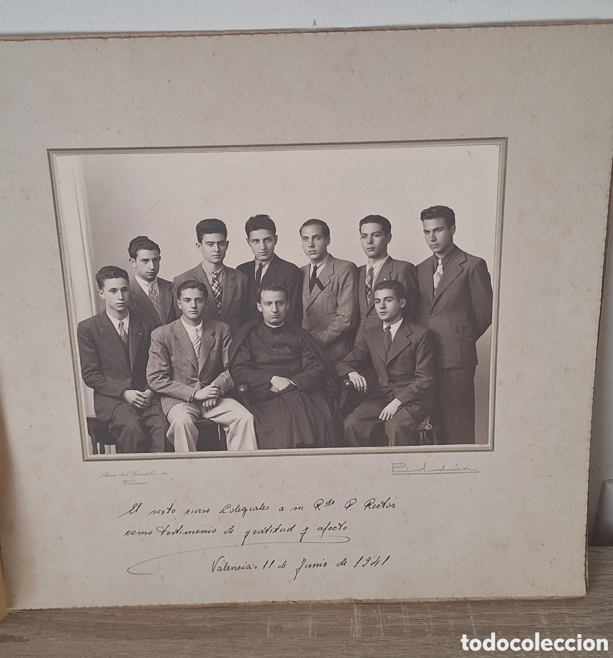 Fotograf&iacute;a antigua: Antigua Fotograf&iacute;a tipo Orla - Recuerdo Colegiales a su Rector - Valencia 1941 - Fot&oacute;grafo Bold&uacute;n -