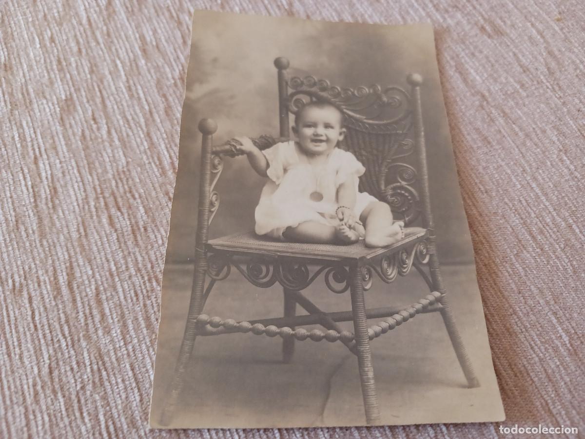 Fotograf&iacute;a antigua: fotografia de bebe, sentado en silla