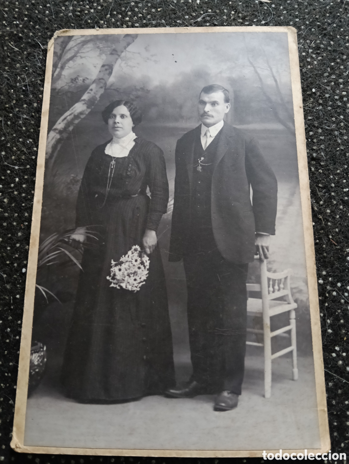Fotograf&iacute;a antigua: Fotograf&iacute;a de un matrimonio de 1900, los Dos vestidos de negro, tama&ntilde;o postal