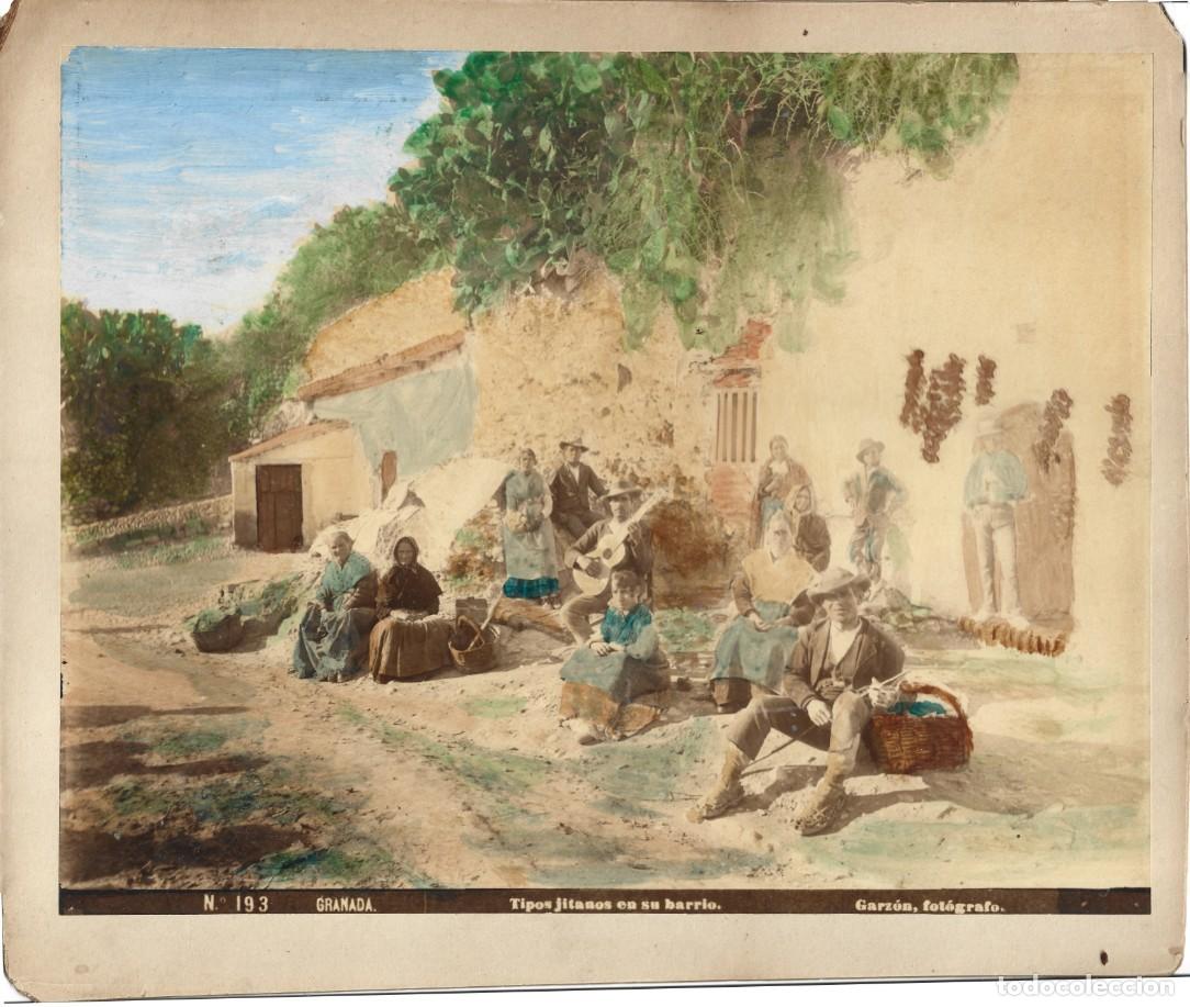 Fotograf&iacute;a antigua: 1890ca Fotograf&iacute;a alb&uacute;mina iluminada Granada. Tipos Jitanos en su barrio [Garzon] LEER