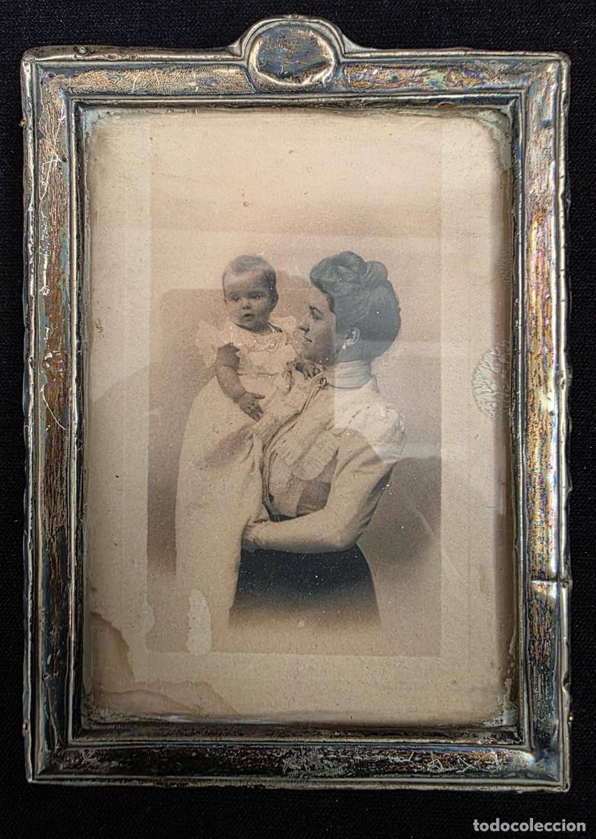 Fotograf&iacute;a antigua: Antiguo Portafotos Marco Met&aacute;lico con Fotograf&iacute;a Madre y Ni&ntilde;o 17x12 cm Vintage Principios Siglo XX