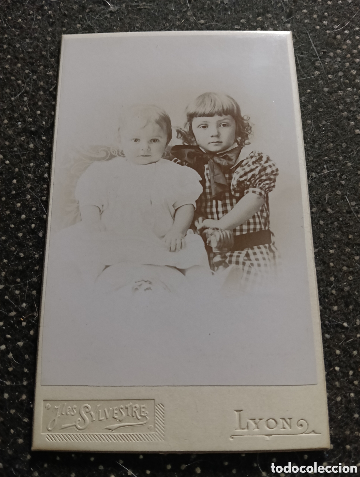 Fotograf&iacute;a antigua: 1890 Fotograf&iacute;a de Dos hermanas posando para la ocasi&oacute;n, en cart&oacute;n