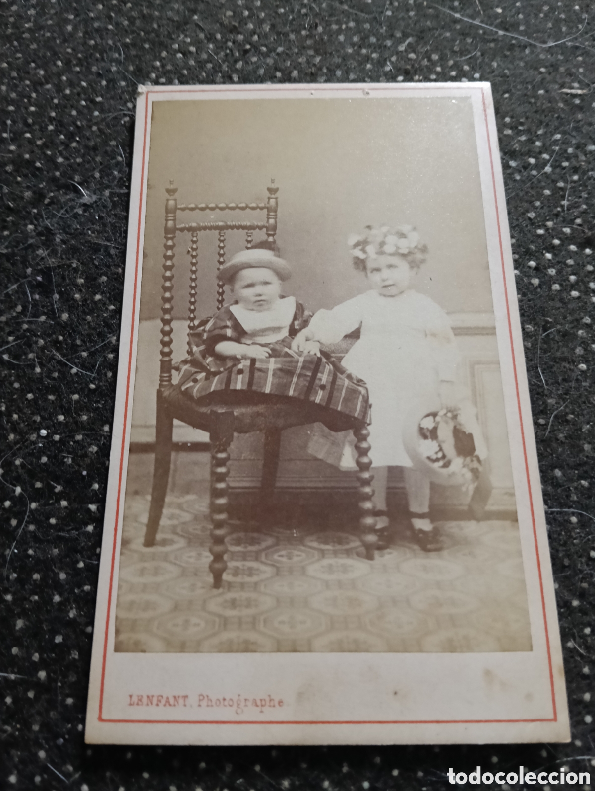 Fotograf&iacute;a antigua: 1890 Fotograf&iacute;a de Dos hermanas posando para la ocasi&oacute;n, en cart&oacute;n