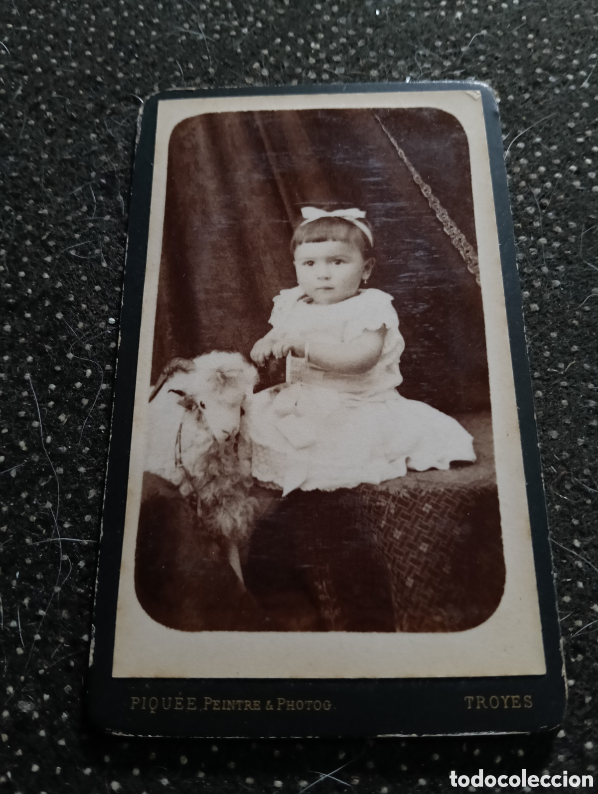Fotograf&iacute;a antigua: 1890 Fotograf&iacute;a de una ni&ntilde;a posando para la ocasi&oacute;n, en cart&oacute;n