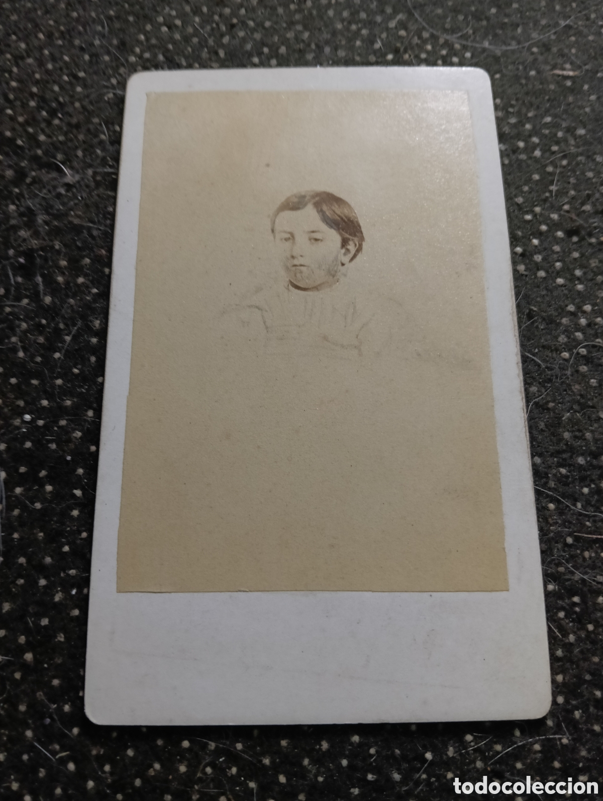 Fotograf&iacute;a antigua: 1890 Fotograf&iacute;a de una ni&ntilde;a posando para la ocasi&oacute;n, en cart&oacute;n mide 10 x 7 cm