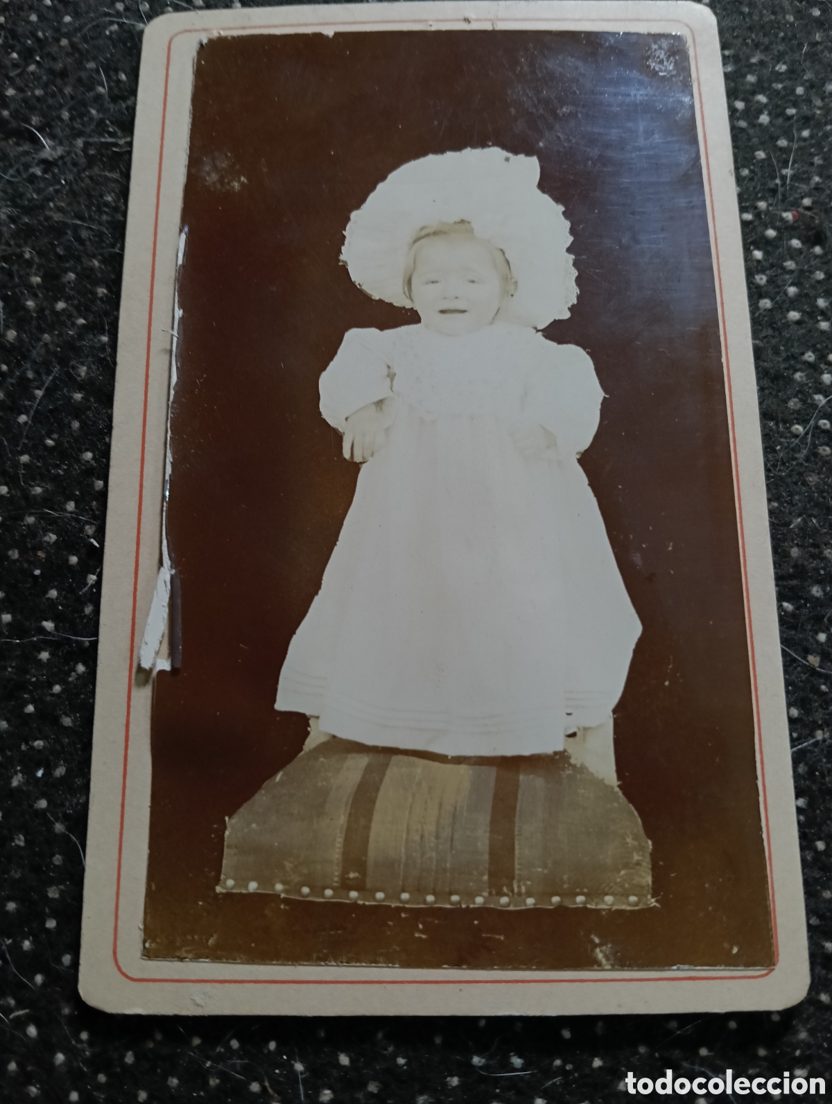 Fotograf&iacute;a antigua: 1890 Fotograf&iacute;a de una ni&ntilde;a posando para la ocasi&oacute;n, en cart&oacute;n mide 10 x 7 cm