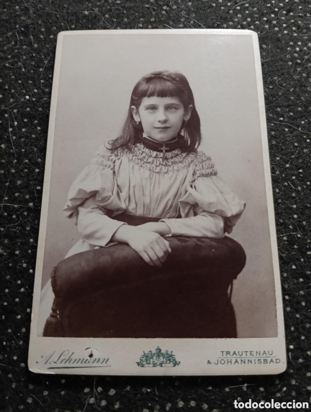 Fotograf&iacute;a antigua: 1890 Fotograf&iacute;a de una ni&ntilde;a posando para la ocasi&oacute;n, en cart&oacute;n mide 10 x 7 cm