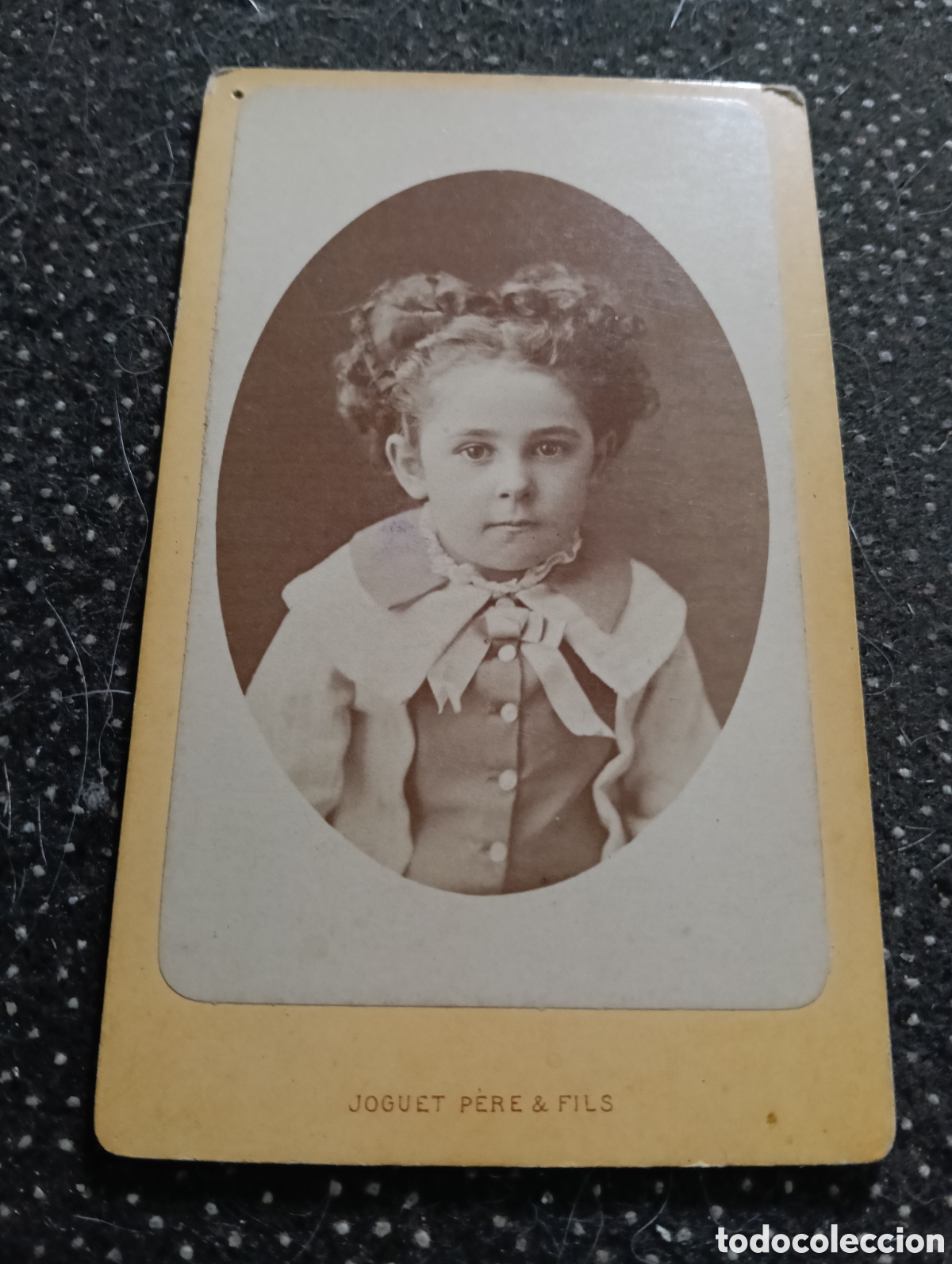 Fotograf&iacute;a antigua: 1890 Fotograf&iacute;a de una ni&ntilde;a posando para la ocasi&oacute;n, en cart&oacute;n mide 10 x 7 cm