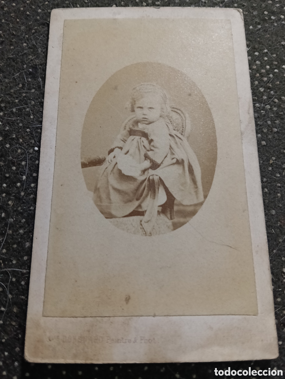 Fotograf&iacute;a antigua: 1890 Fotograf&iacute;a de una ni&ntilde;a posando para la ocasi&oacute;n, en cart&oacute;n mide 10 x 7 cm