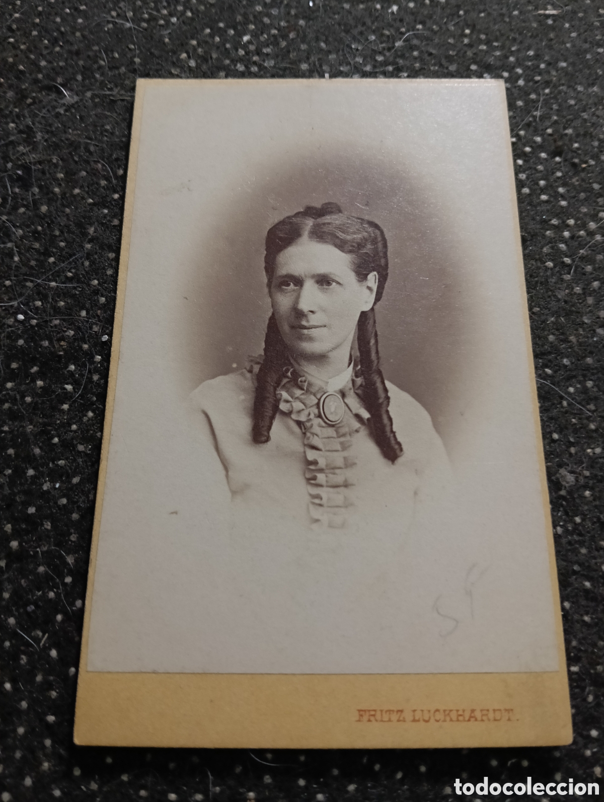 Fotograf&iacute;a antigua: 1890 - 1900 Fotograf&iacute;a de una Se&ntilde;ora posando para la ocasi&oacute;n, en cart&oacute;n mide 10 x 7 cm