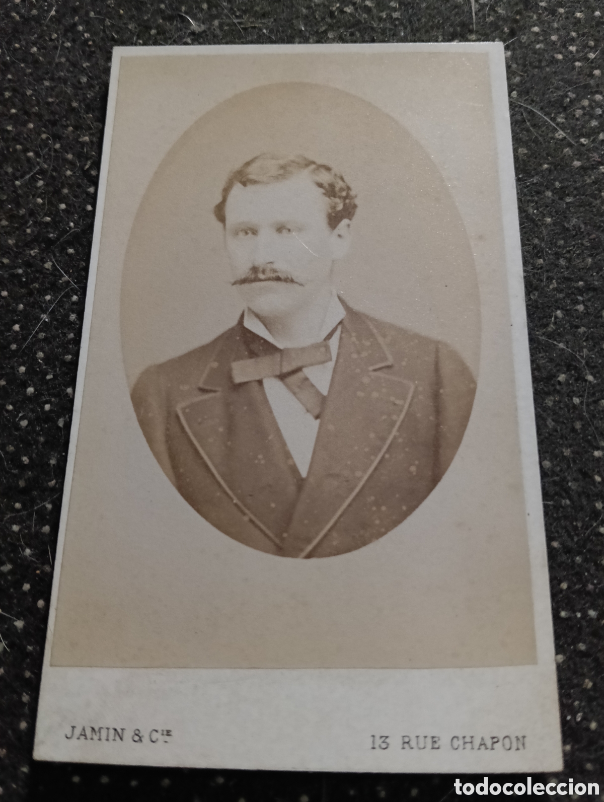 Fotograf&iacute;a antigua: 1880 - 1900 Fotograf&iacute;a de un Se&ntilde;or posando para la ocasi&oacute;n, en cart&oacute;n mide 10 x 7 cm