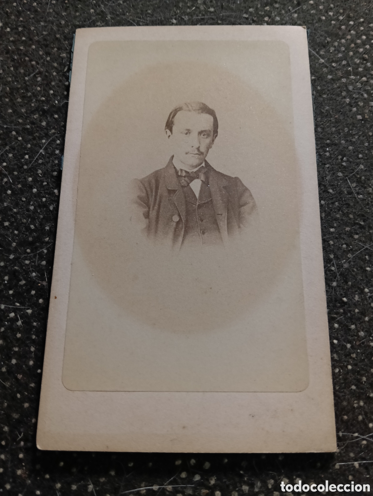 Fotograf&iacute;a antigua: 1880 - 1900 Fotograf&iacute;a de un Se&ntilde;or posando para la ocasi&oacute;n, en cart&oacute;n mide 10 x 7 cm