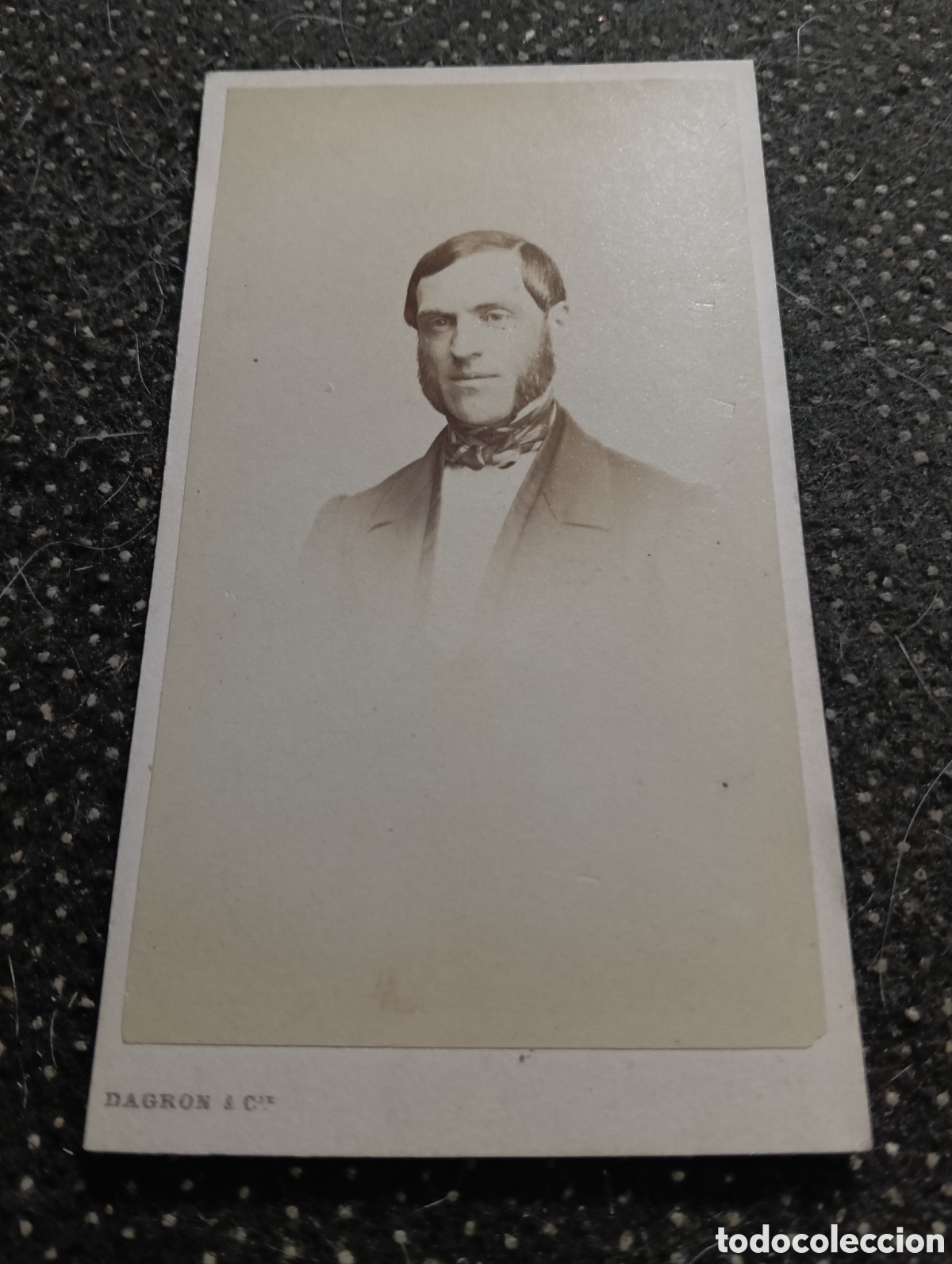 Fotograf&iacute;a antigua: 1880 - 1900 Fotograf&iacute;a de un Se&ntilde;or posando para la ocasi&oacute;n, en cart&oacute;n mide 10 x 7 cm