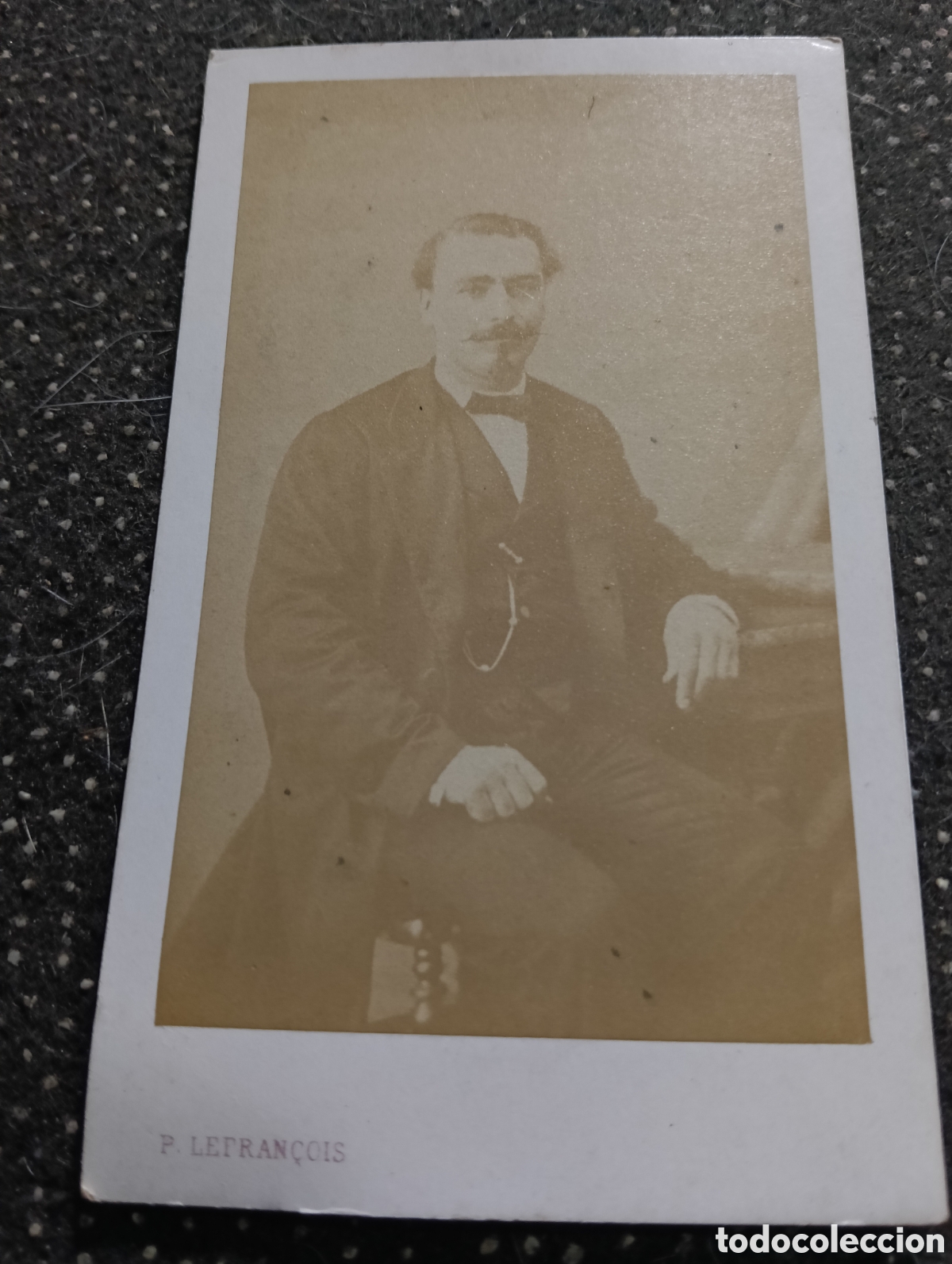 Fotograf&iacute;a antigua: 1880 - 1900 Fotograf&iacute;a de un Se&ntilde;or posando para la ocasi&oacute;n, en cart&oacute;n mide 10 x 7 cm