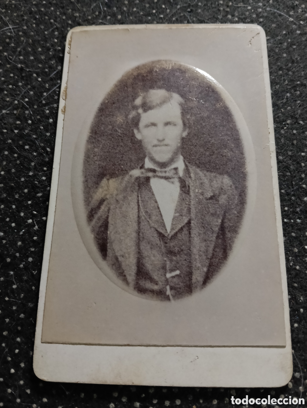 Fotograf&iacute;a antigua: 1880 - 1900 Fotograf&iacute;a de un Se&ntilde;or posando para la ocasi&oacute;n, en cart&oacute;n mide 10 x 7 cm