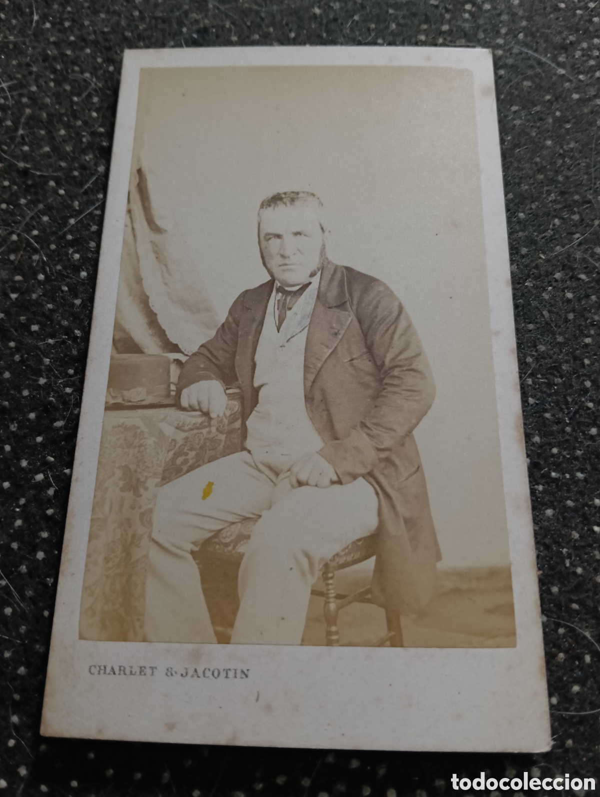 Fotograf&iacute;a antigua: 1880 - 1900 Fotograf&iacute;a de un Se&ntilde;or posando para la ocasi&oacute;n, en cart&oacute;n mide 10 x 7 cm