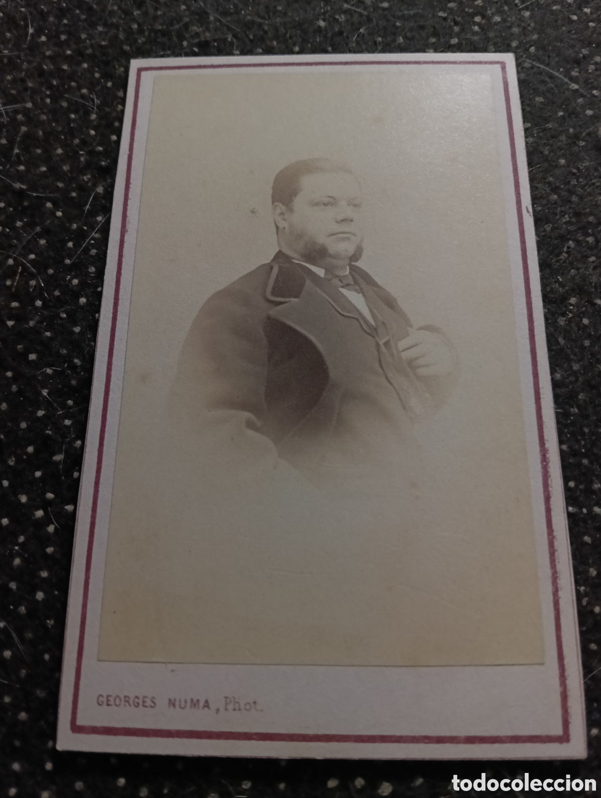 Fotograf&iacute;a antigua: 1880 - 1900 Fotograf&iacute;a de un Se&ntilde;or posando para la ocasi&oacute;n, en cart&oacute;n mide 10 x 7 cm