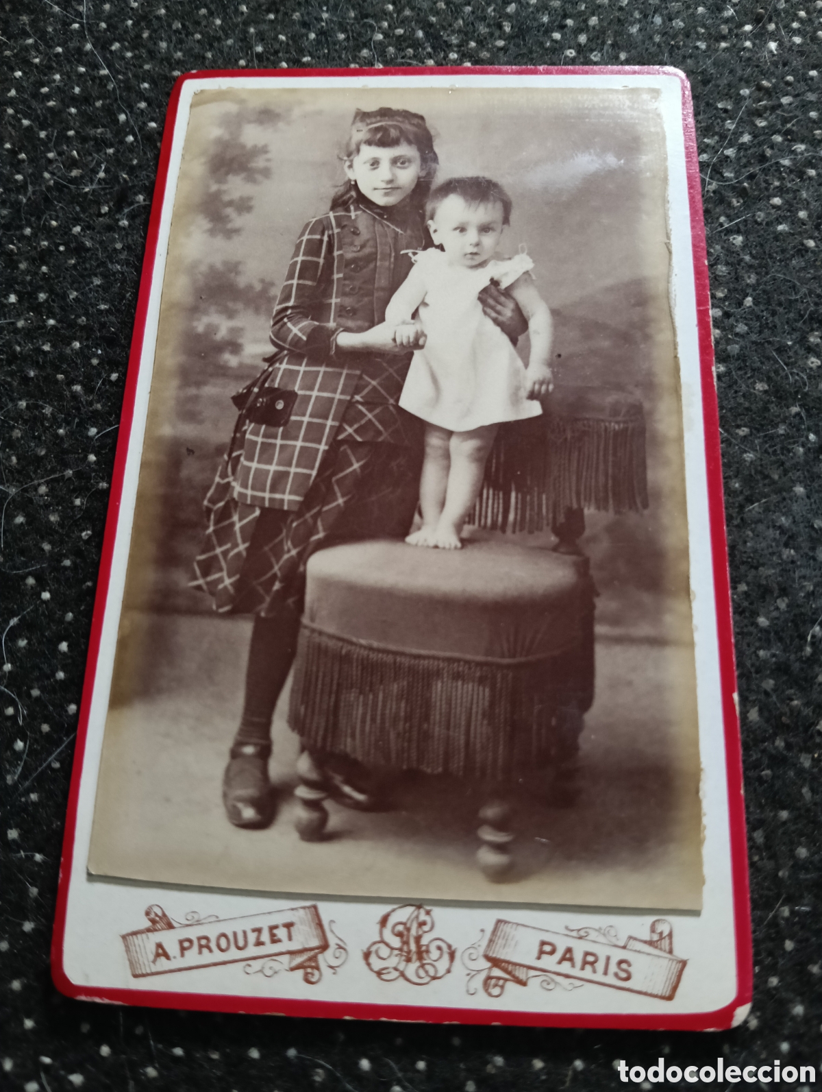Fotograf&iacute;a antigua: 1880 Fotograf&iacute;a de Dos hermanas posando para la ocasi&oacute;n, en cart&oacute;n mide 10,5 x 6,5 cm. aprox.