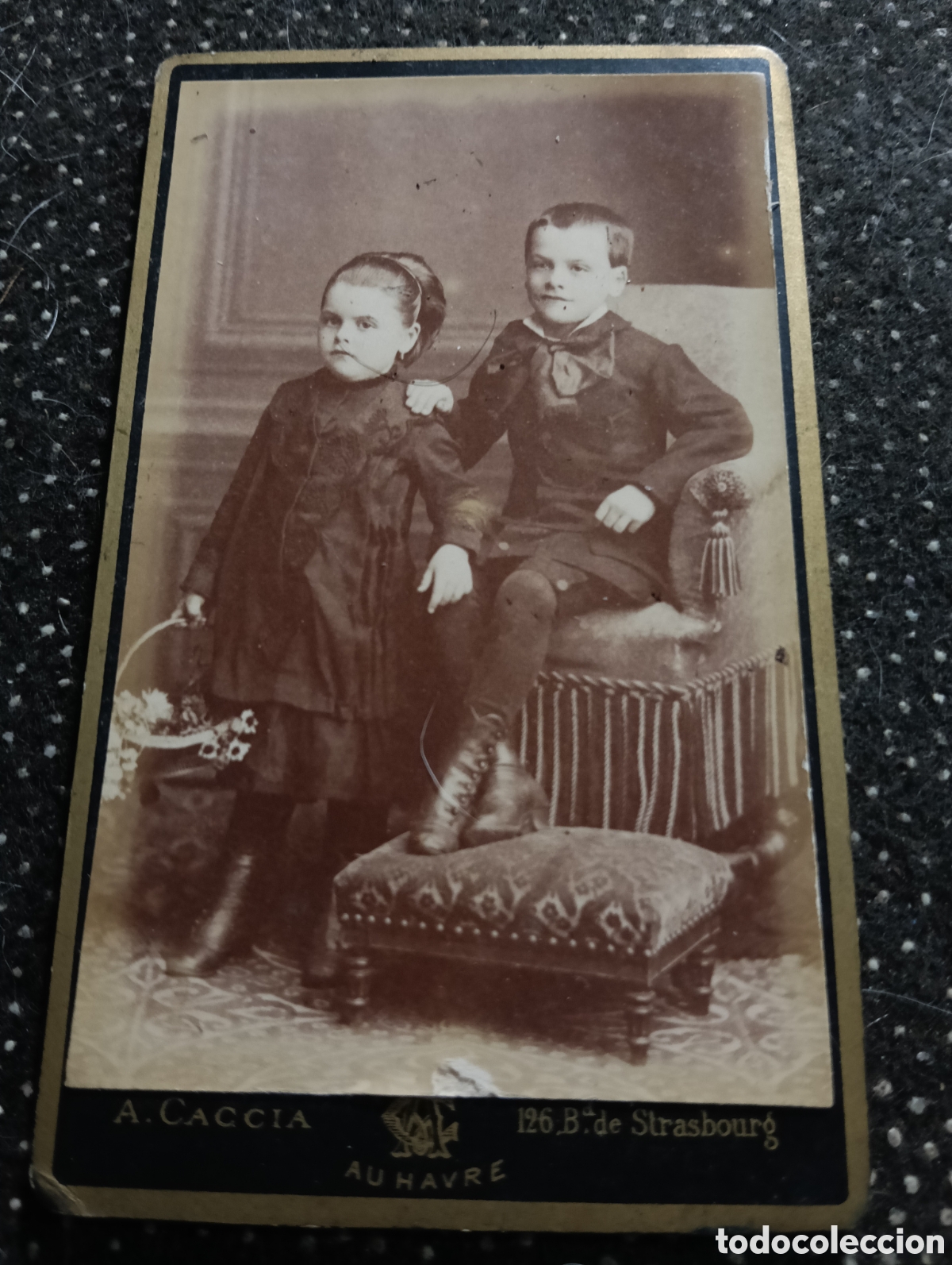 Fotograf&iacute;a antigua: 1880 Fotograf&iacute;a de Dos hermanas posando para la ocasi&oacute;n, en cart&oacute;n mide 10,5 x 6,5 cm. aprox.