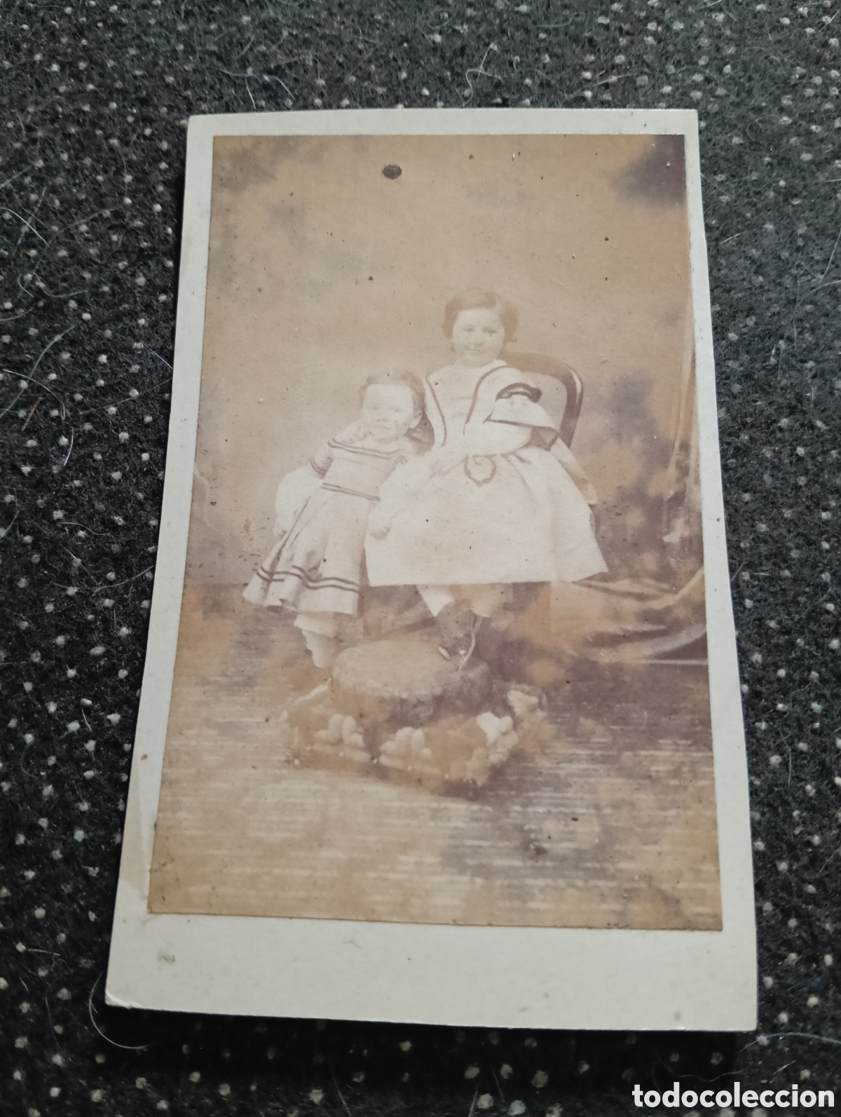 Fotograf&iacute;a antigua: 1880 Fotograf&iacute;a de Dos hermanas posando para la ocasi&oacute;n, en cart&oacute;n mide 10,5 x 6,5 cm. aprox.