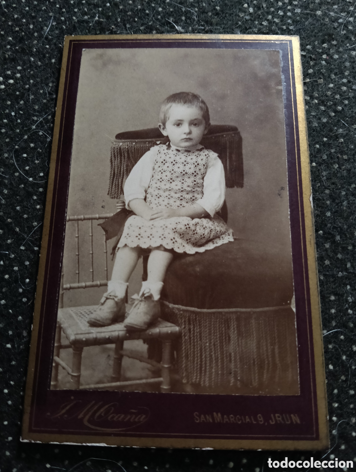 Fotograf&iacute;a antigua: 1880-1900 Fotograf&iacute;a de un ni&ntilde;o posando para la ocasi&oacute;n, en cart&oacute;n mide 10,5 x 6,5 cm. aprox.