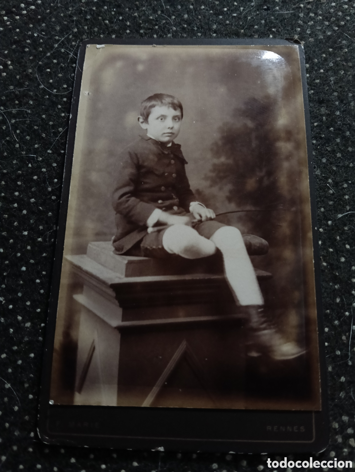 Fotograf&iacute;a antigua: 1880-1900 Fotograf&iacute;a de un ni&ntilde;o posando para la ocasi&oacute;n, en cart&oacute;n mide 10,5 x 6,5 cm. aprox.