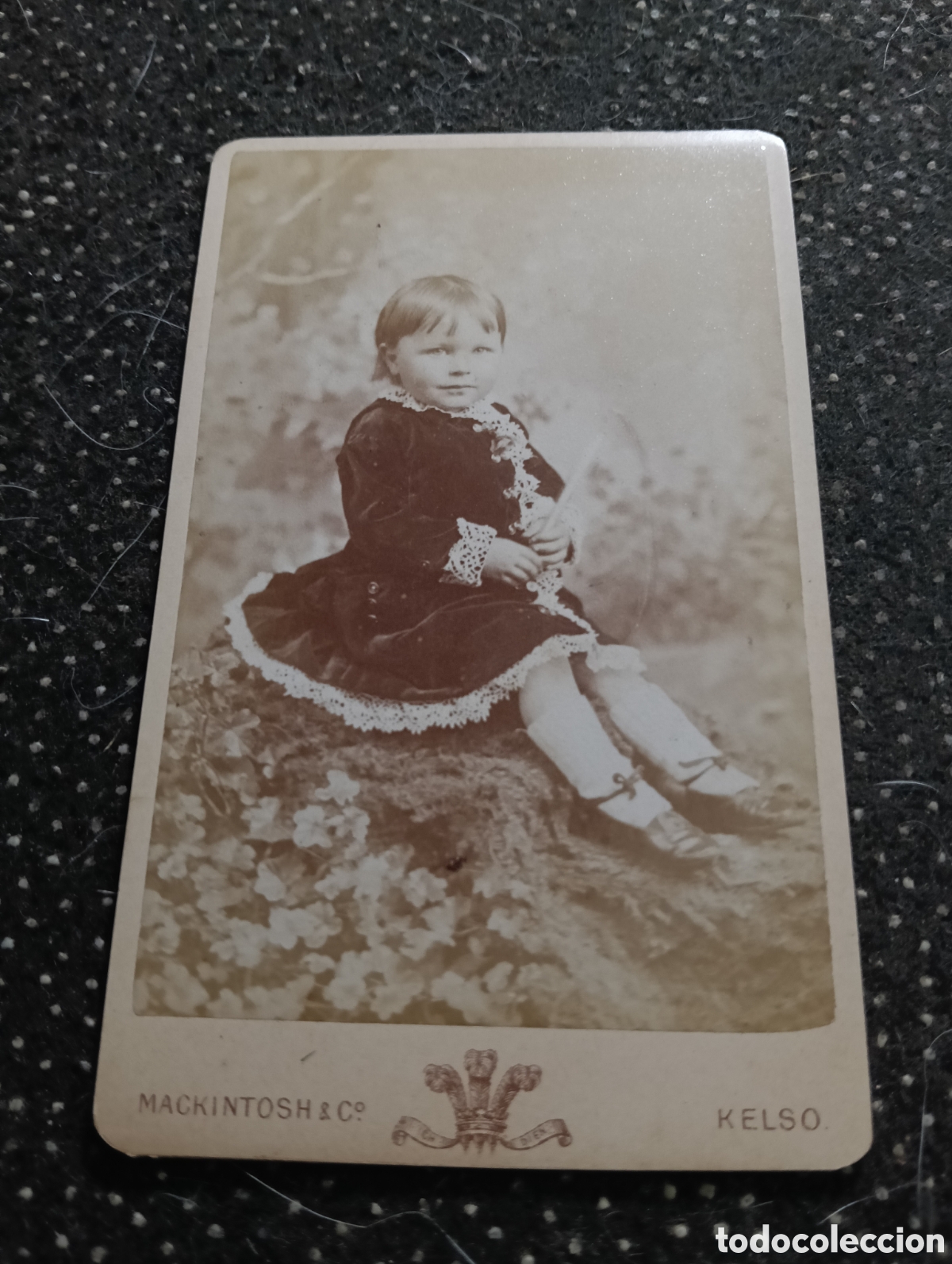 Fotograf&iacute;a antigua: 1880-1900 Fotograf&iacute;a de un ni&ntilde;o posando para la ocasi&oacute;n, en cart&oacute;n mide 10,5 x 6,5 cm. aprox.