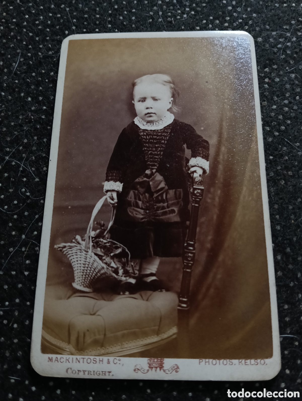 Fotograf&iacute;a antigua: 1880-1900 Fotograf&iacute;a de un ni&ntilde;o posando para la ocasi&oacute;n, en cart&oacute;n mide 10,5 x 6,5 cm. aprox.