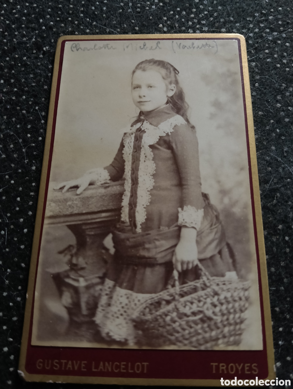 Fotograf&iacute;a antigua: 1880-1900 Fotograf&iacute;a de un ni&ntilde;o posando para la ocasi&oacute;n, en cart&oacute;n mide 10,5 x 6,5 cm. aprox.