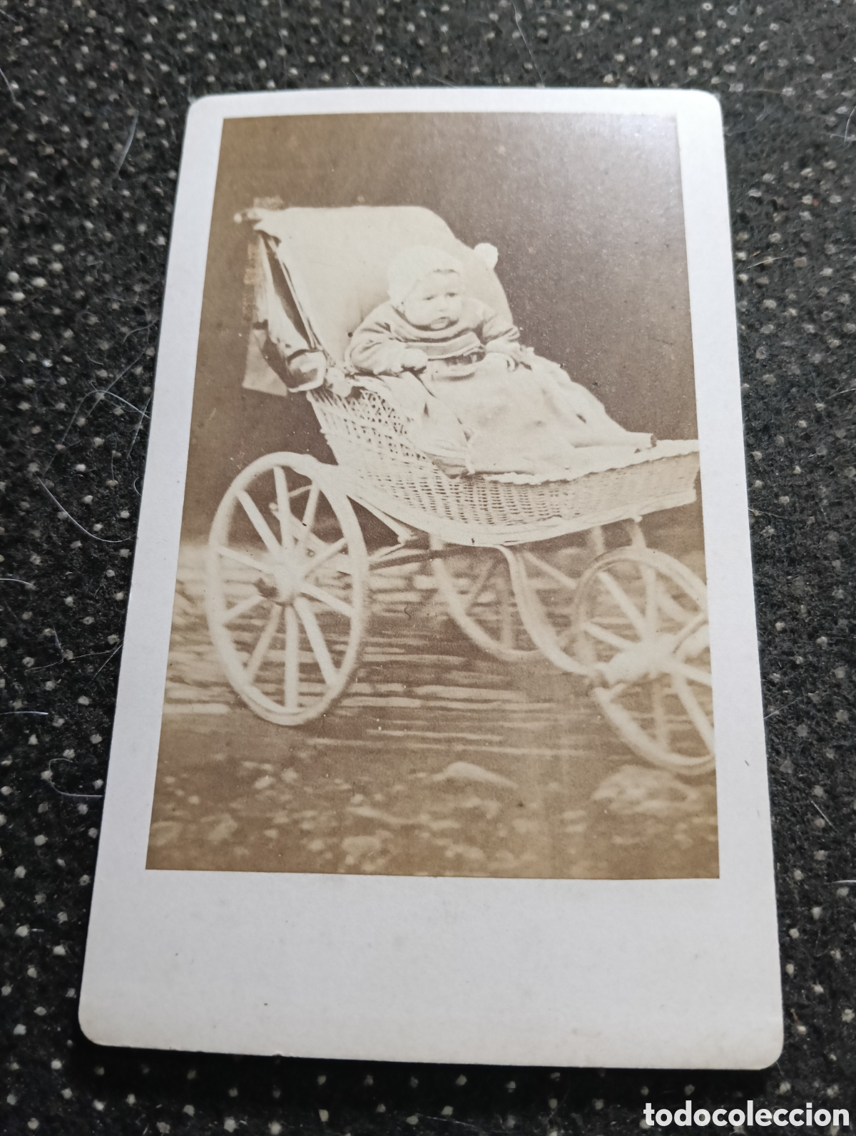 Fotograf&iacute;a antigua: 1880-1900 Fotograf&iacute;a de un ni&ntilde;o posando para la ocasi&oacute;n, en cart&oacute;n mide 10,5 x 6,5 cm. aprox.