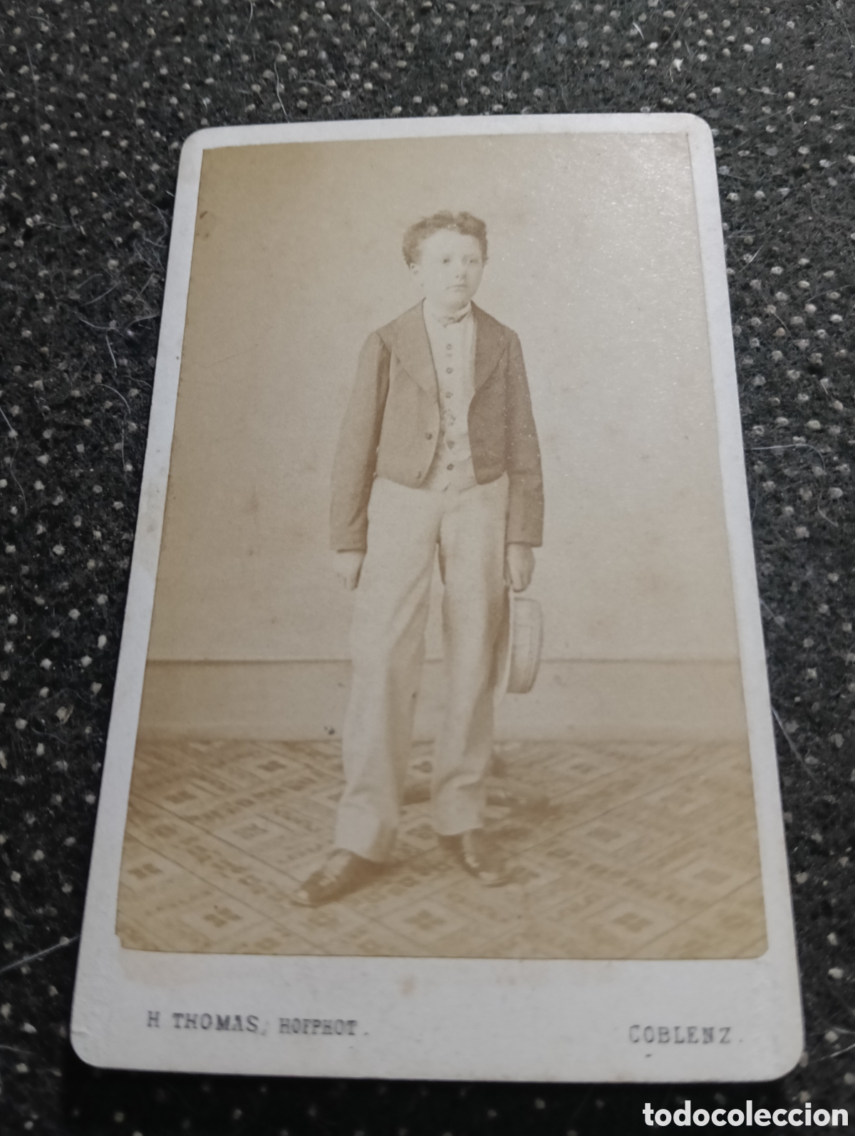 Fotograf&iacute;a antigua: 1880-1900 Fotograf&iacute;a de un ni&ntilde;o posando para la ocasi&oacute;n, en cart&oacute;n mide 10,5 x 6,5 cm. aprox.