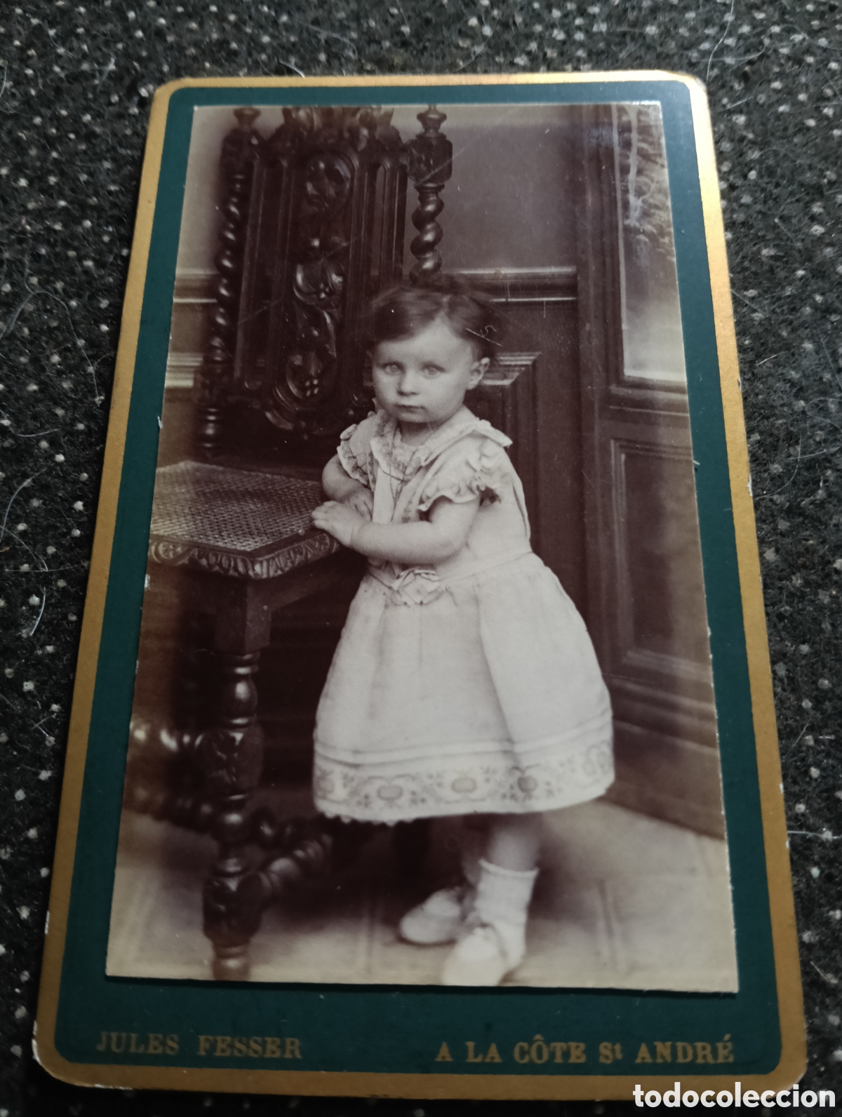 Fotograf&iacute;a antigua: 1880-1900 Fotograf&iacute;a de un ni&ntilde;o posando para la ocasi&oacute;n, en cart&oacute;n mide 10,5 x 6,5 cm. aprox.