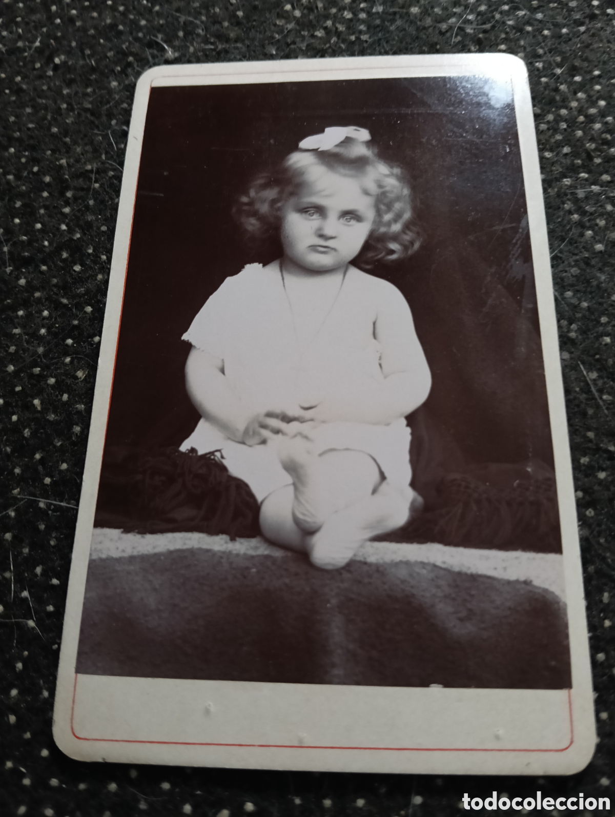 Fotograf&iacute;a antigua: 1880-1900 Fotograf&iacute;a de un ni&ntilde;o posando para la ocasi&oacute;n, en cart&oacute;n mide 10,5 x 6,5 cm. aprox.
